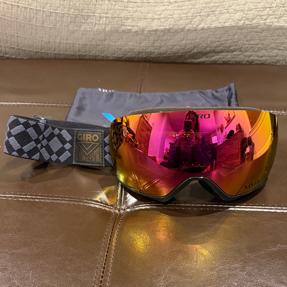 Giro Lusi Women’s Snow goggles with Vibrant Pink and Orange Lens